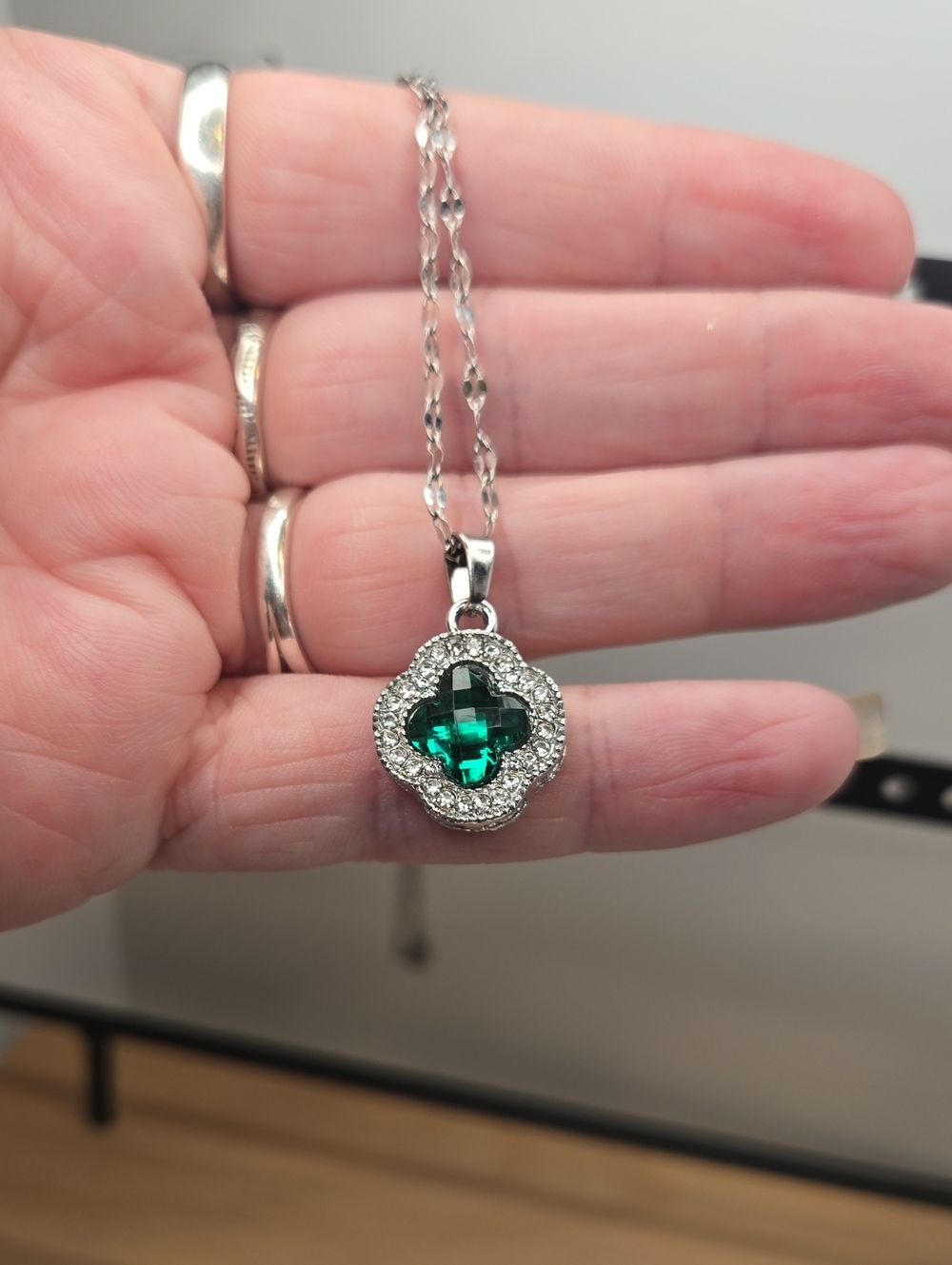 Costume Jewelry Green 4 Leaf Clover Pendant Necklace